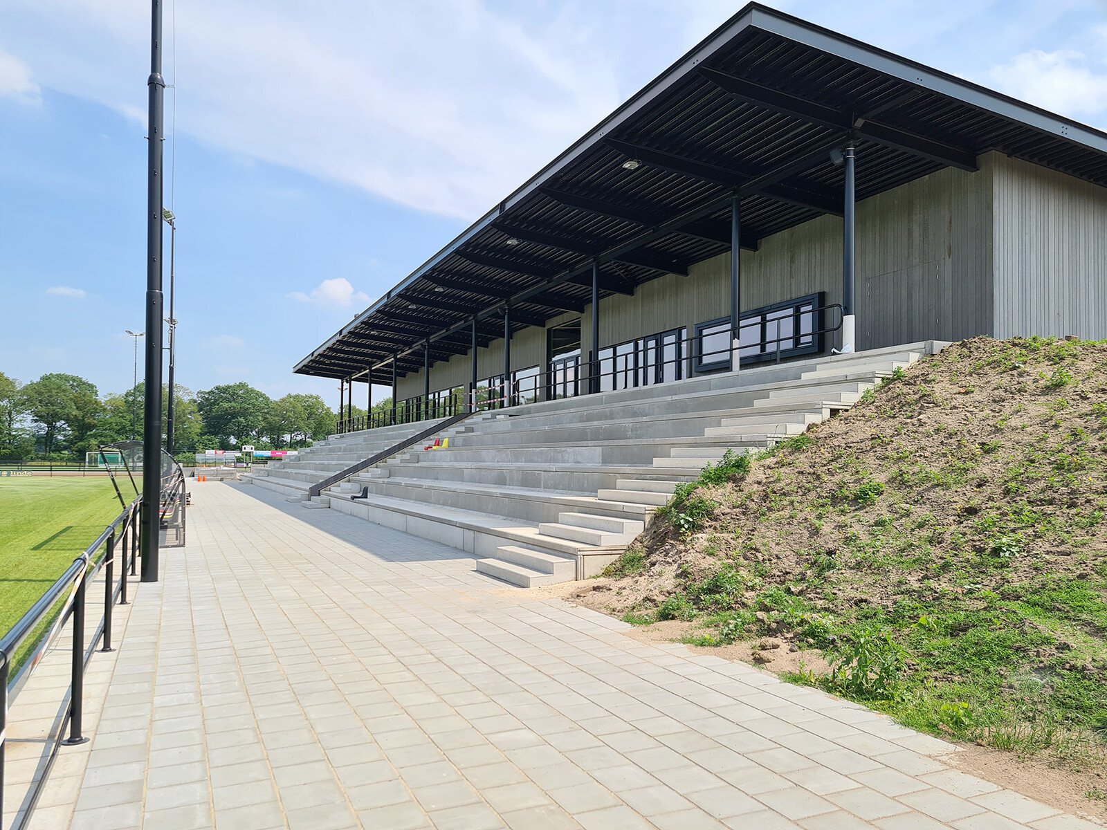 betonnen keerwand als tribune