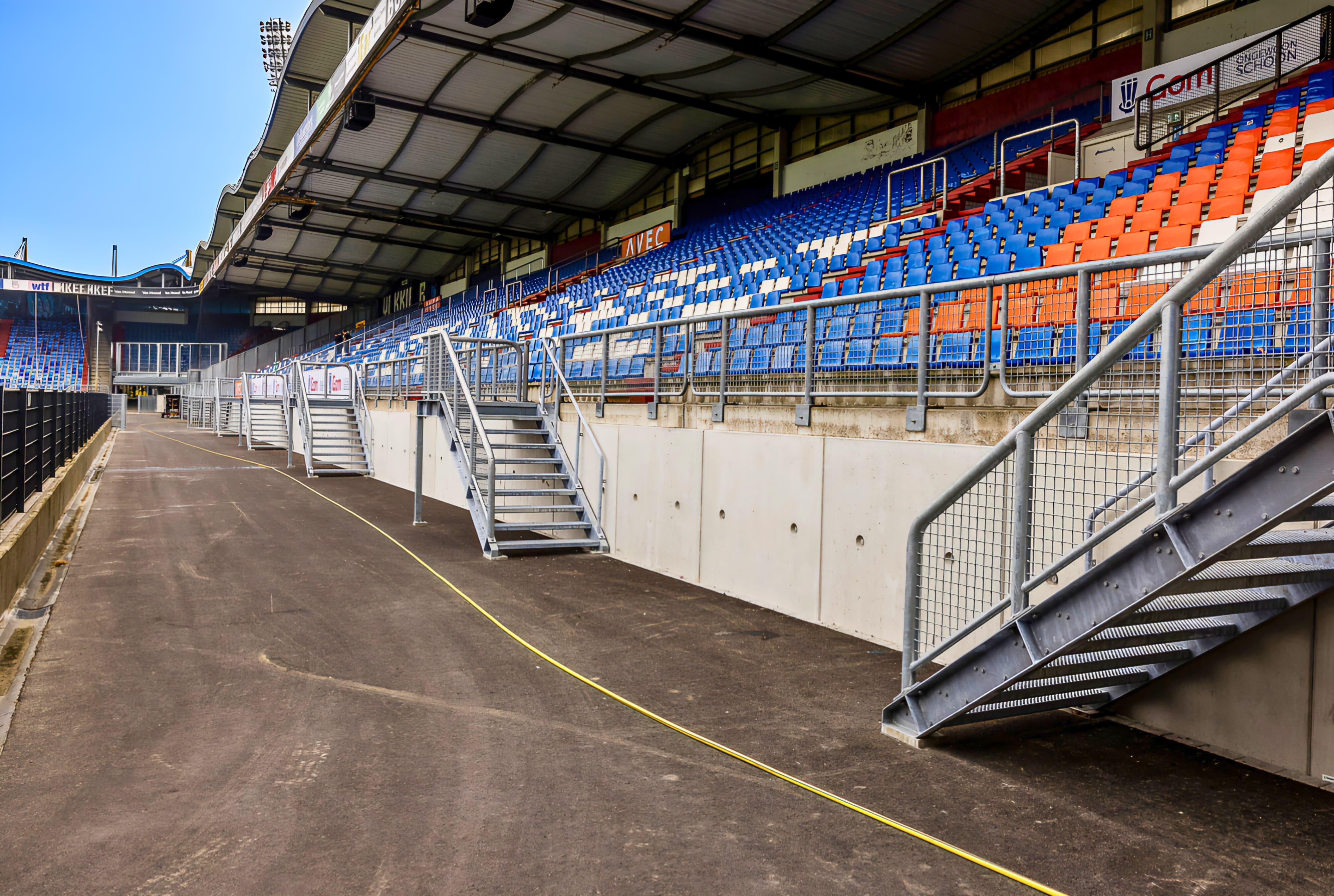 Keerwanden Kemper bij Willem II stadion