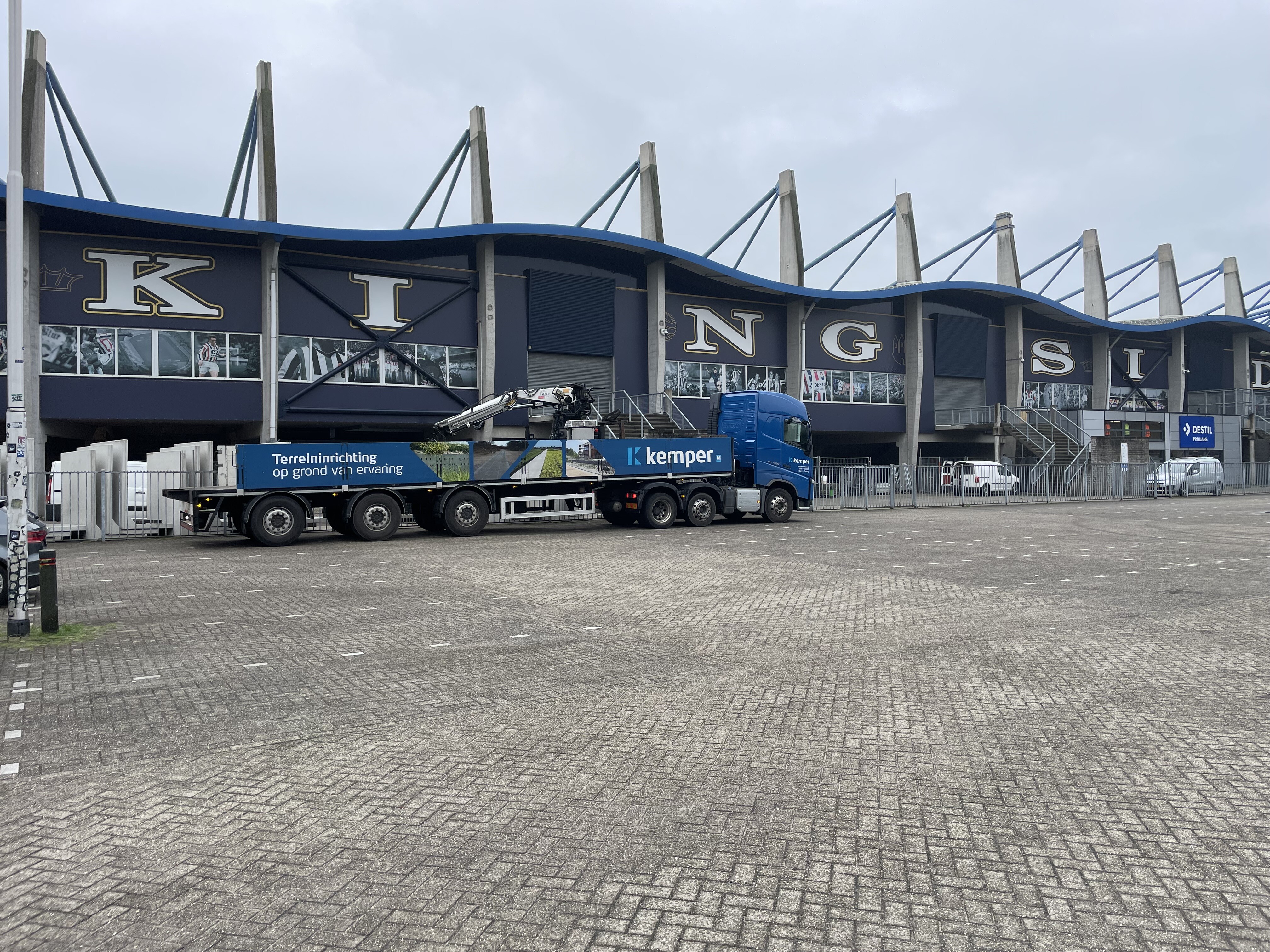 Keerwanden Kemper bij Willem II stadion