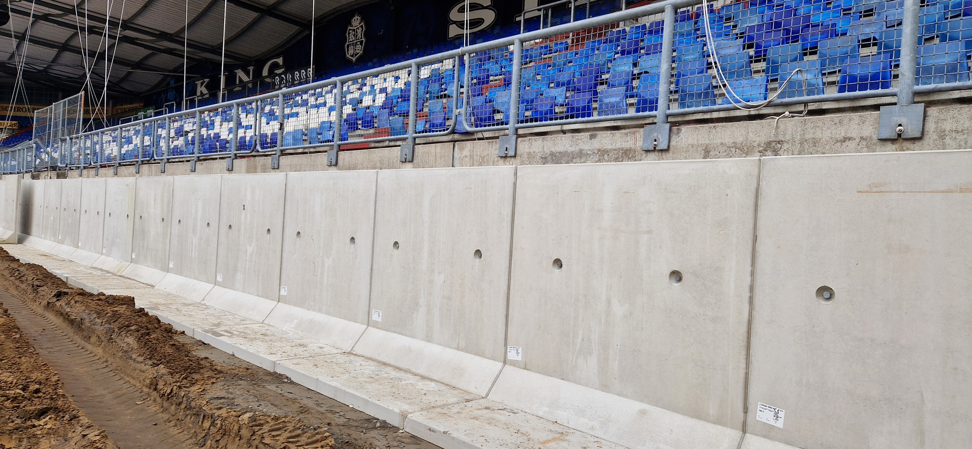 Keerwanden Kemper bij Willem II stadion