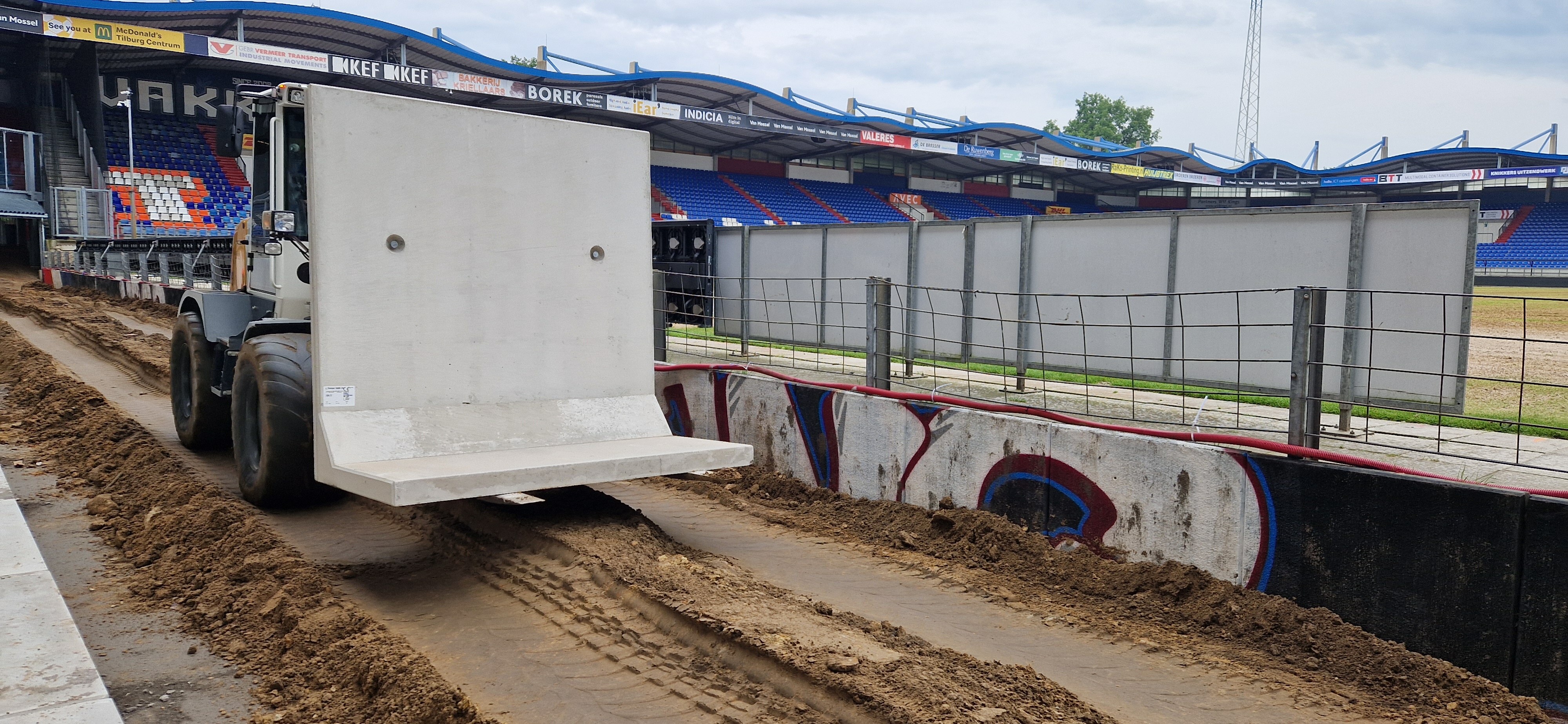 Keerwanden Kemper bij Willem II stadion